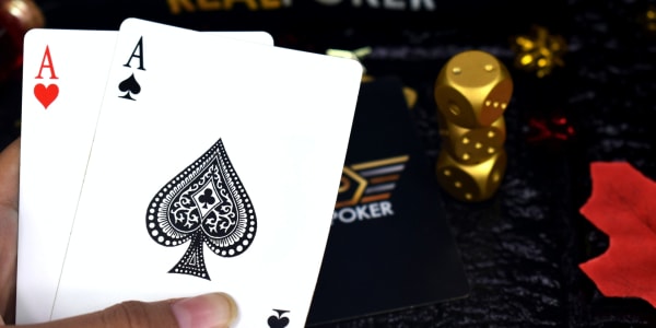 Jogar pôquer - Melhor estratégia e dicas para escalar