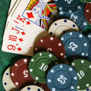 Caribbean Stud vs. Outras Variantes de Pôquer